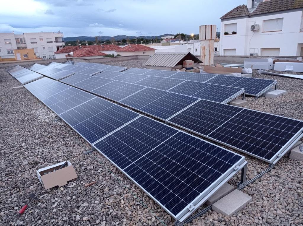 L’Ajuntament de l’Ampolla instal·la plaques fotovoltaiques a la coberta del consistori per millorar l’eficiència energètica de l’edifici